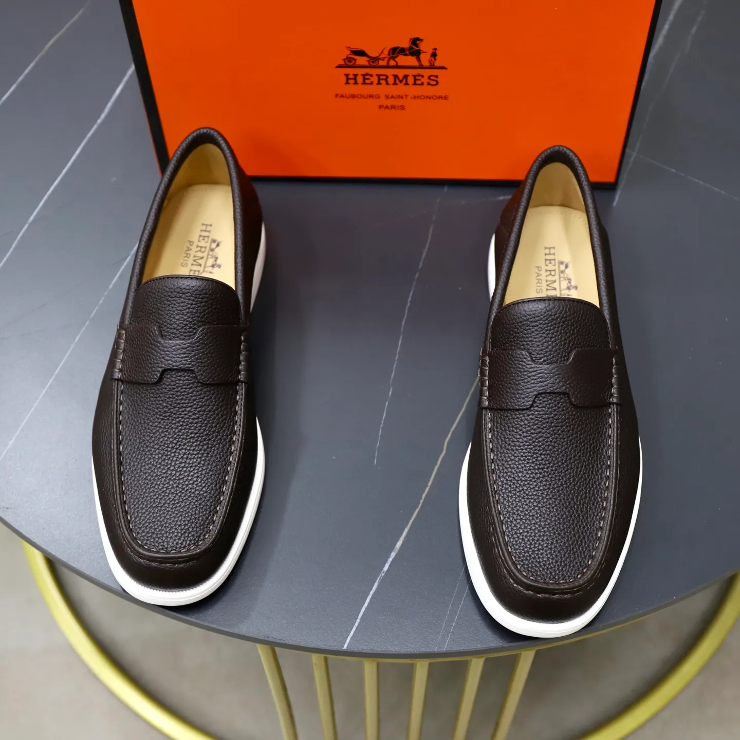 Ex-factory price: 560💰Hermès/Hermès slip-on men's shoes. This shoe is made of imported pebbled cowhide. It has simple and smooth lines and is combined with aerodynamically designed 3CM rubber foam ultra-light soles! Youthful and fashionable, classic H-shaped hardware buckle decoration, calf lining gently wraps the feet, with logo cowhide feet, casual and urban style, highlighting youthful vitality, sports and leisure version, super versatile, code number: 38-39-40-41-42-43-44 standard leather shoe size (45 can be customized but does not support returns)